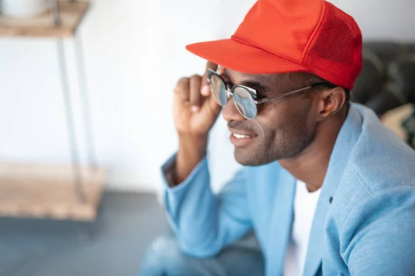 Positieve man rust op kamer — Stockfoto