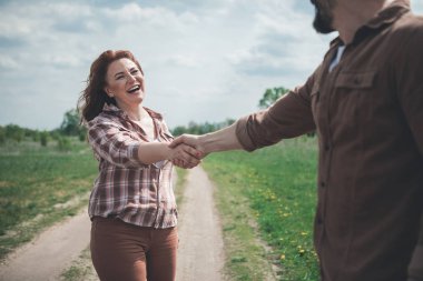 Mutlu kadın kocası ile eğleniyor çim sahada 