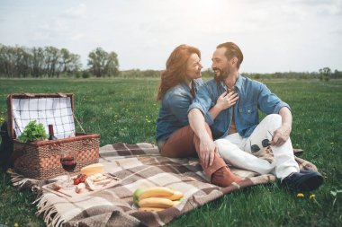 Neşeli erkek ve kadın rahatlatıcı çim sahada