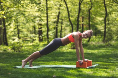 Neşeli atletik Bayan tahta açık havada kalmak zevk