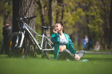 Sakin kadın yanında smartphone'nın bahçesinde iletişim