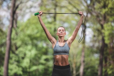 Sakin kadın ortamı ile bağlantısı keyif alıyor