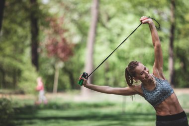 İnce Bayan sırasında germe gülüyor