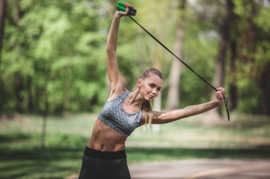 Açık havada çalışan enerjik kadın