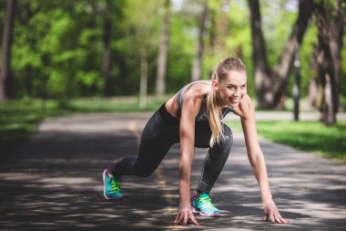 Neşeli Bayan çalıştırmak için hazırlanıyor
