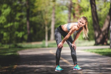 Enerjik kadın iş çıkışı sırasında molası verdikten