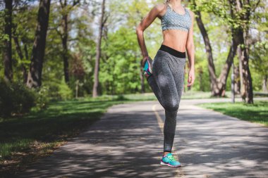 Düzgün kadın vücudunda açık havada çalışıyor