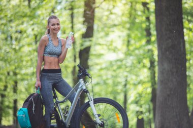 Bisiklete binme kadın içkiyle yenileniyor