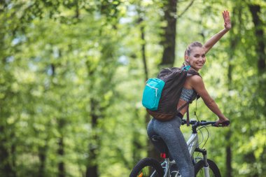 Bisiklet üzerinde gülümseyen kadın sizi tebrik