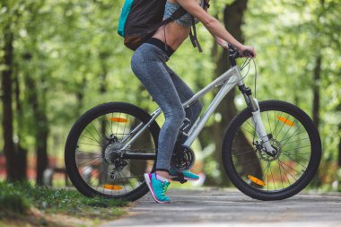 Sportif kadın aktif olarak doğada zaman harcamaktadır