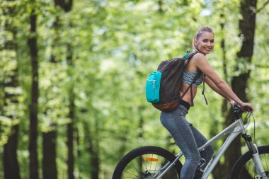 Neşeli kadın Parkı ile seyahat ediyor