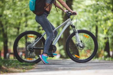 Atletik Bayan yeşil arasında bisiklete biniyor