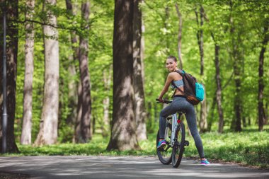 Neşeli kadın orman bisiklet sürme