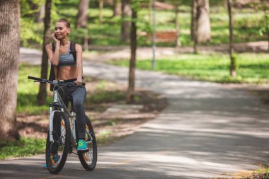 Atletik kadın yürüyüş sırasında hoş konuşmayı yapıyor
