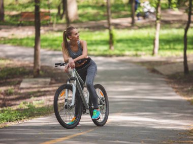 Mutlu kadın Bisiklet Park ile dinleniyor