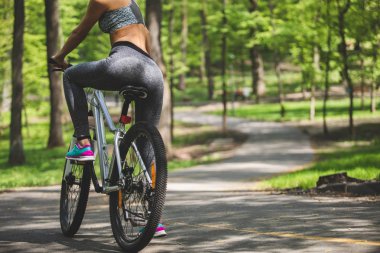 Sportif Bayan Bisiklet parkı keşfetmek