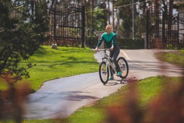 Mutlu genç kız doğada Bisiklete binme