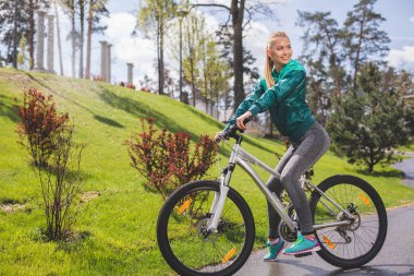 Neşeli bayan açık havada Bisiklete binme keyif alıyor