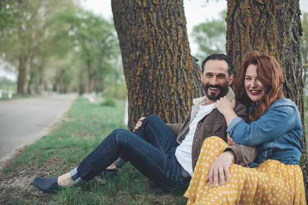 Pareja casada emocionada relajándose en la naturaleza —  Fotos de Stock