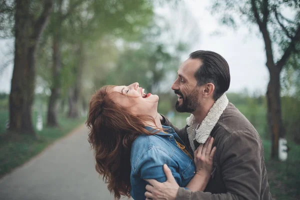 Upphetsad älskande par som kelar utomhus — Stockfoto