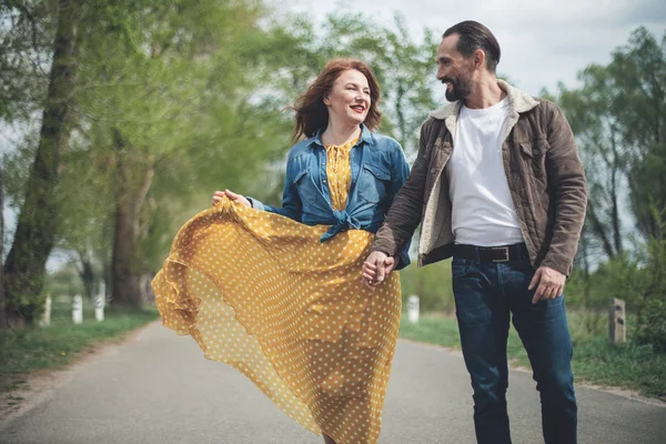 Hombre y mujer despreocupados que van por el camino en la naturaleza —  Fotos de Stock