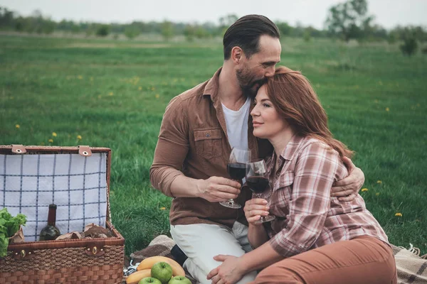 Hombre y mujer soñadores celebrando su amor en la naturaleza —  Fotos de Stock