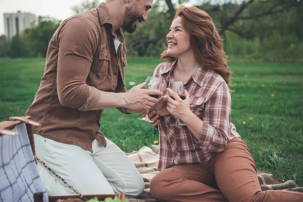 Alegre hombre y mujer celebrando aniversario al aire libre —  Fotos de Stock