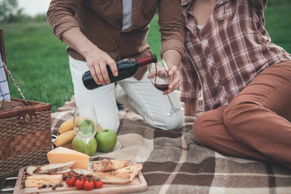 Расслабленная супружеская пара пьет вино в природе — стоковое фото