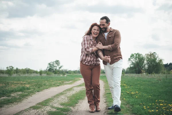 Couple aimant joyeux marchant sur le champ vert — Photo