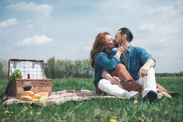 Heureux homme et femme se lient les uns aux autres sur la prairie — Photo