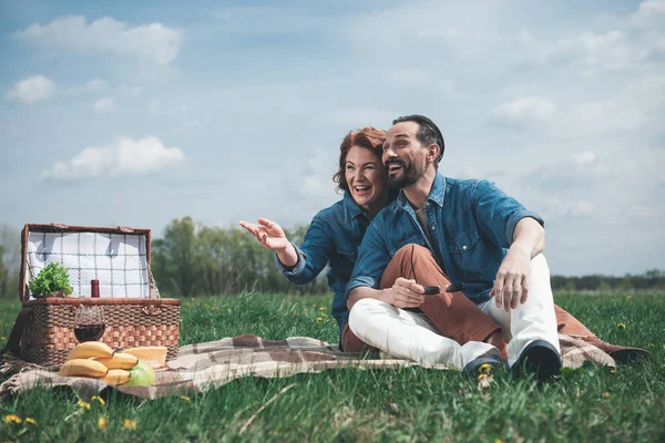 Vrolijke man en vrouw genieten van het landschap in de natuur — Stockfoto