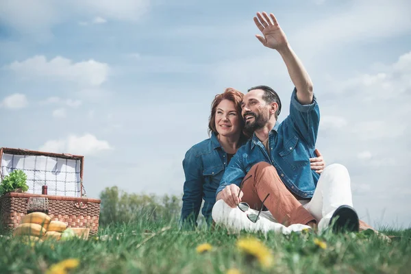 Casal alegre casal relaxante na natureza — Fotografia de Stock