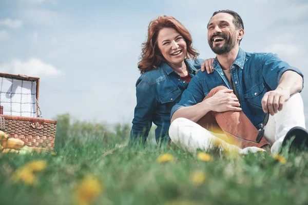 Feliz esposo y esposa unidos entre sí en el prado —  Fotos de Stock