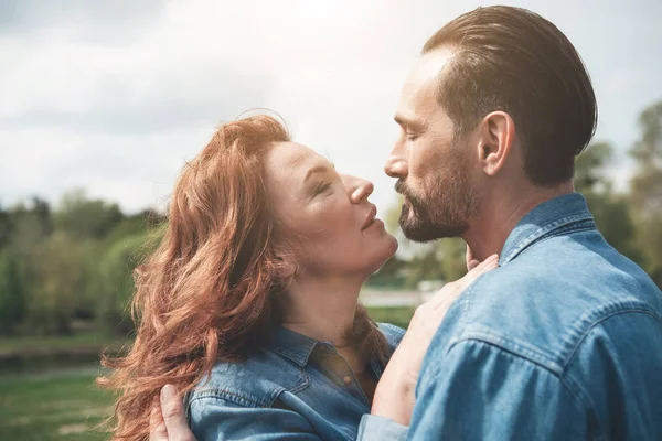 Adoring husband and wife hugging in the park — Stock Photo, Image