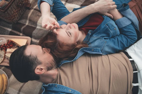 Happy loving couple resting on the picnic together — Stock Photo, Image