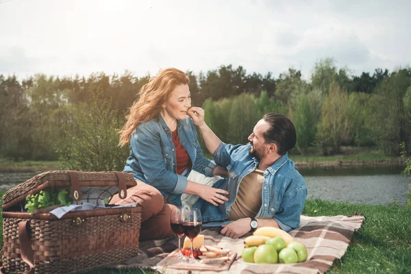 Amoureux heureux profiter du temps ensemble près de la rivière — Photo