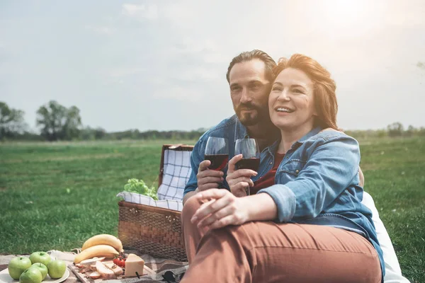 Onnellinen ystäville rentouttava piknik ulkona — kuvapankkivalokuva