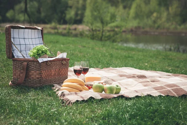 Taze meyve ve pitoresk yerde içki 