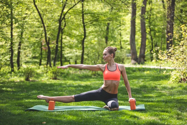 İnce kadın doğada yoga yapıyor