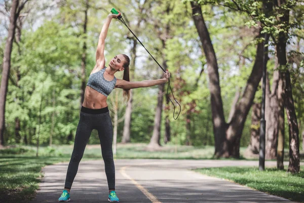 Enerjik kadın skipping halat ile egzersiz dışında — Stok fotoğraf