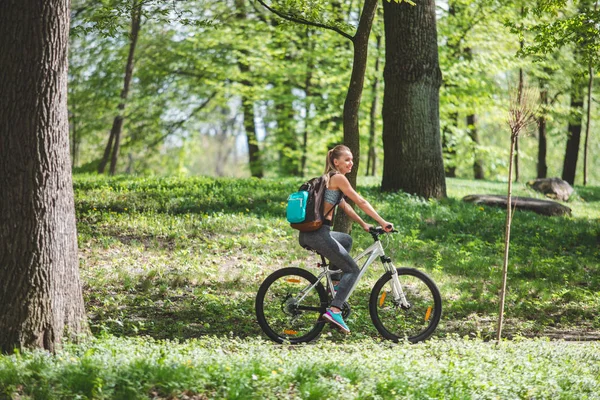 Bisiklete binme kadın ormanda eğleniyor — Stok fotoğraf