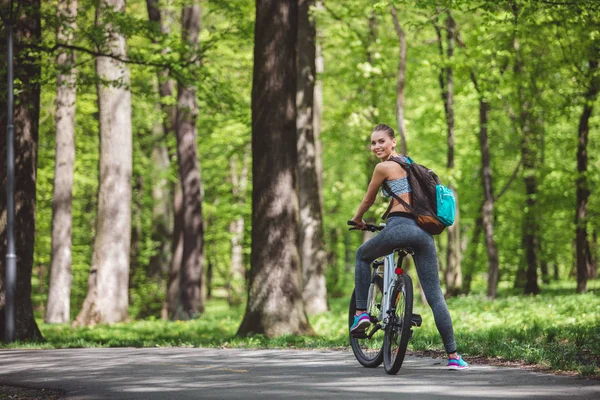 Neşeli kadın orman bisiklet sürme