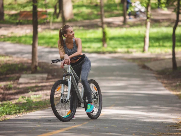 Mutlu kadın Bisiklet Park ile dinleniyor