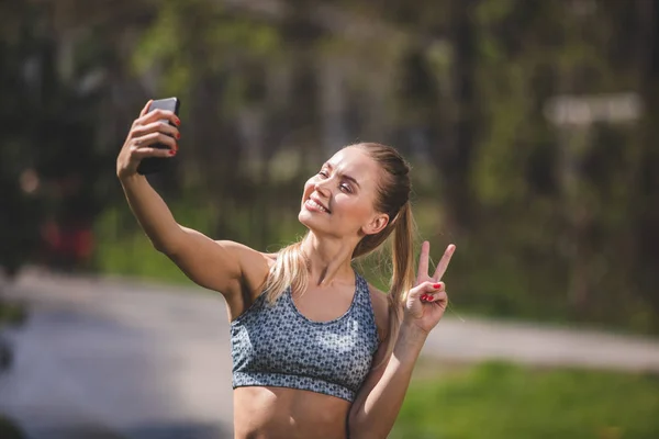 Dame Souriante Prend Selfie Parmi Les Paysages Verts Elle Lève — Photo