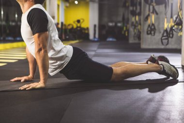 Spor salonunda germe yapan erkek