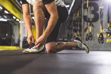 Erkek spor ayakkabı yerini yazarak dantel bacaklar