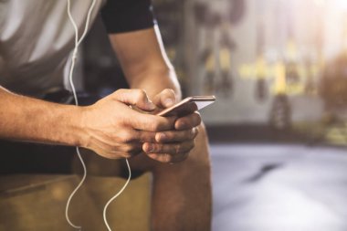 Erkek silah çağdaş telefon kullanma