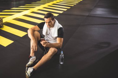 Düzenli adam işitme şarkıda kulaklıklar