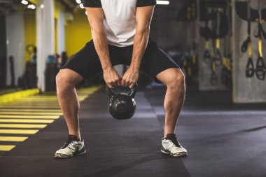 Adam silah zor kettlebell holding