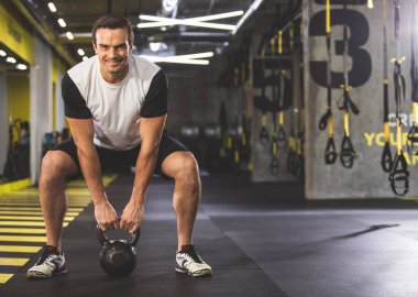 Zor kettlebell tutan giden erkek